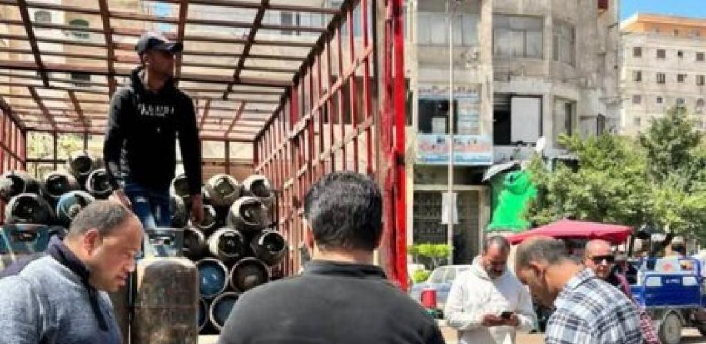 تموين العجمى توزع ٢٤٠ اسطوانة غاز منزلي بالسعر الرسمى بسوق اليوم الواحد بأبو يوسف