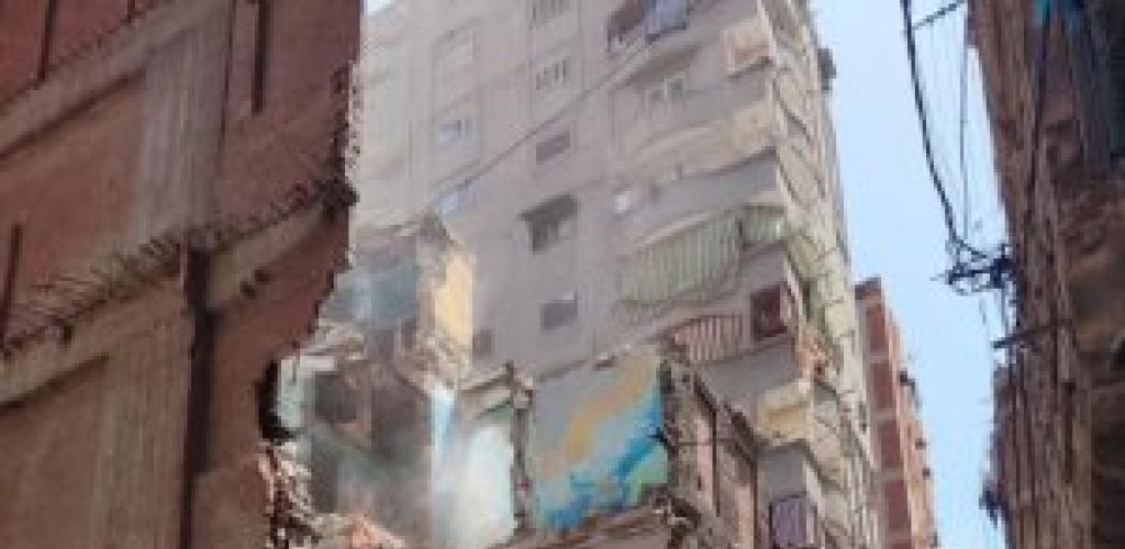 حي غرب..... إزالة الخطوره الداهمه بالعقار ٩ شارع الشبكشي حرصا علي سلامه المواطنين