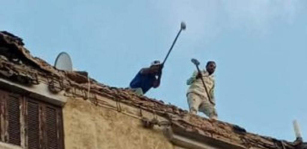 حي وسط  يُزيل أجزاء خطرة من "بلكونات" مساكن طوسون بمحرم بك