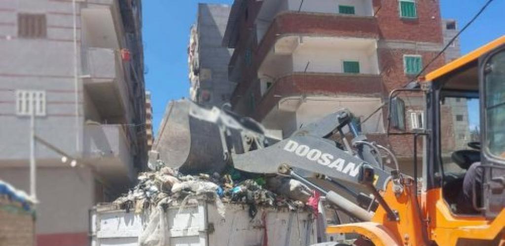 حي ثان المنتزة يرفع مخلفات "شارع 10 بطوسون" بالتنسيق مع شركة النهضة