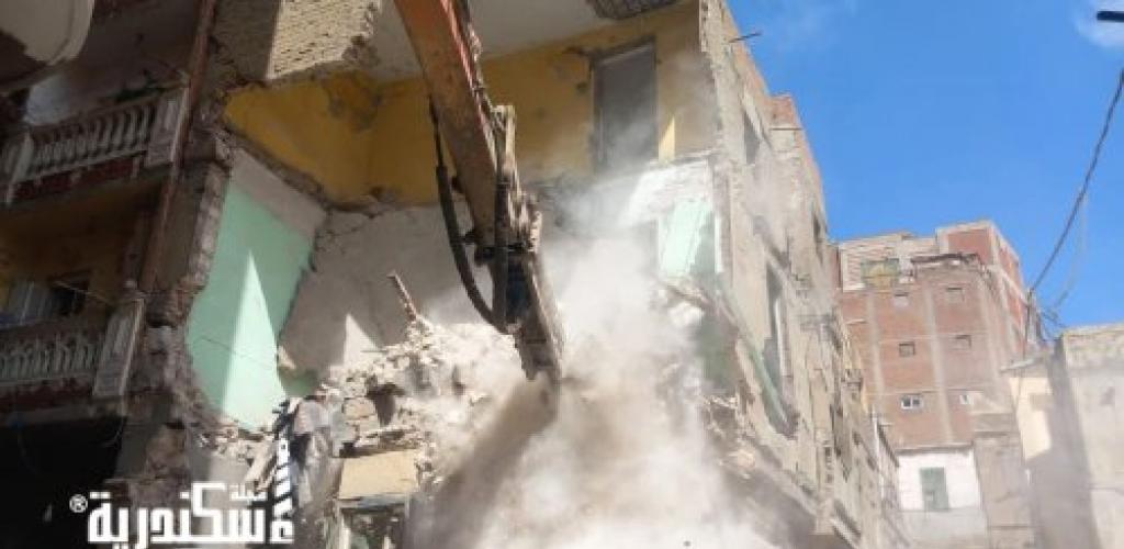 حي غرب.... إزالة الخطوره الداهمه بالعقار ٤ حارة الايمان حرصا علي سلامه المواطنين