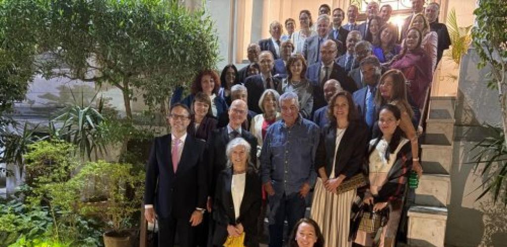 زاهي حواس يقدّم عرضاً لإنجازات البعثة الإسبانية بسقارة خلال اجتماع "مجموعة كليوباترا" بضيافة السفير الإسباني