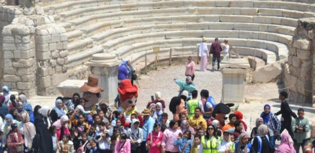 تحت رعاية وزارة السياحة والآثار.. "كوم الدكة" يحتضن البهجة في احتفالية يوم اليتيم بالمسرح الروماني
