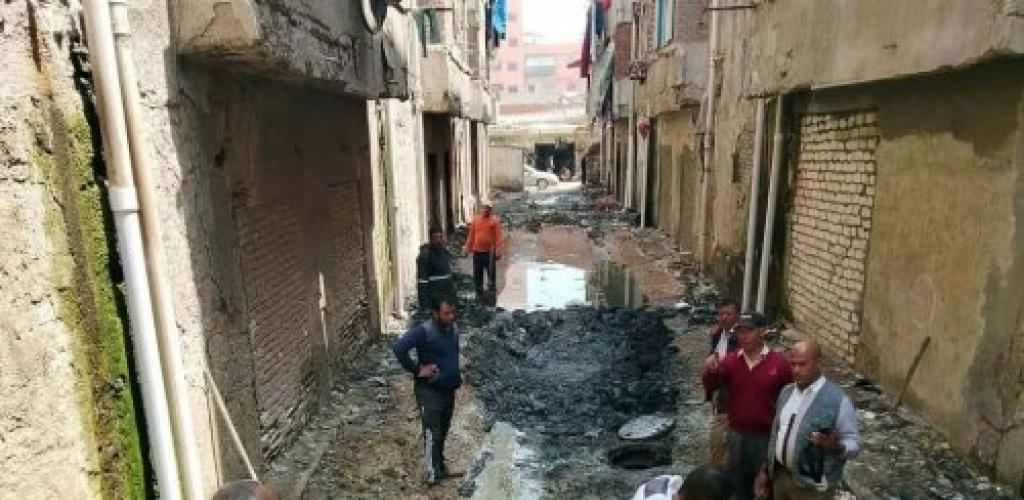 رئيس حي العامرية أول تتابع ميدانيًا أعمال تطوير منظومة الصرف وتطهير "المناور" بباتا