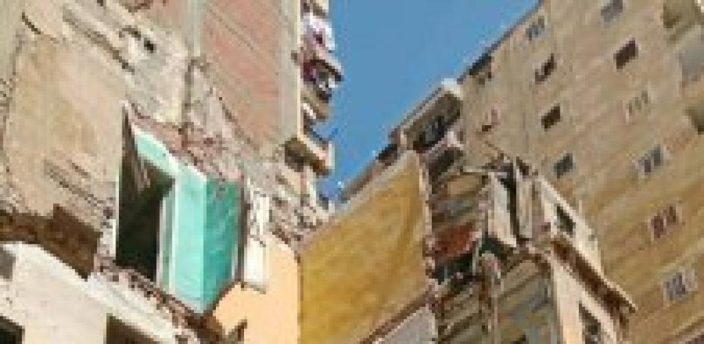 حي وسط....إزالة الأجزاء الخطرة والمعلقة من العقار الكائن بشارع اليعقوبي من ايزيس بمحرم بك