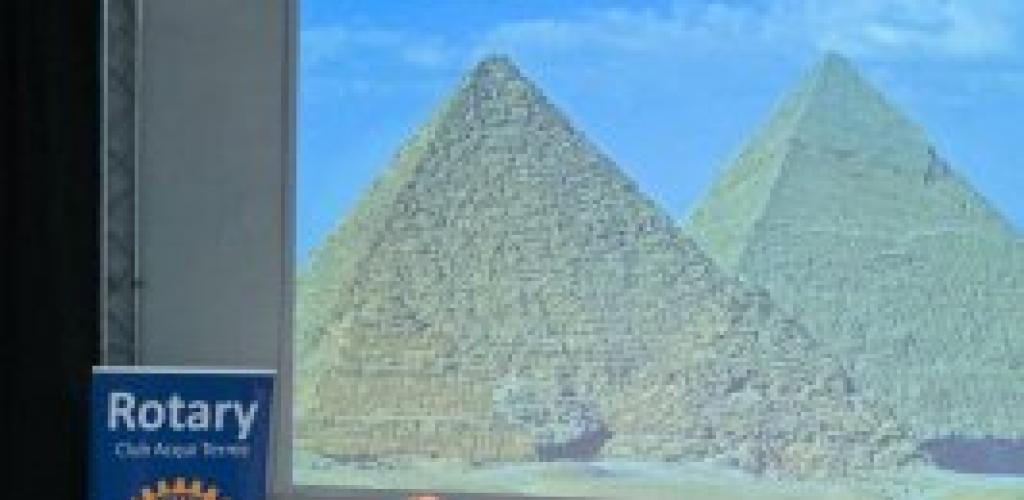 وسط حضور ألف إيطالي.. زاهي حواس يطالب باسترداد "نفرتيتي وحجر رشيد" من مدينة "أكوي تيرمو" الإيطالية