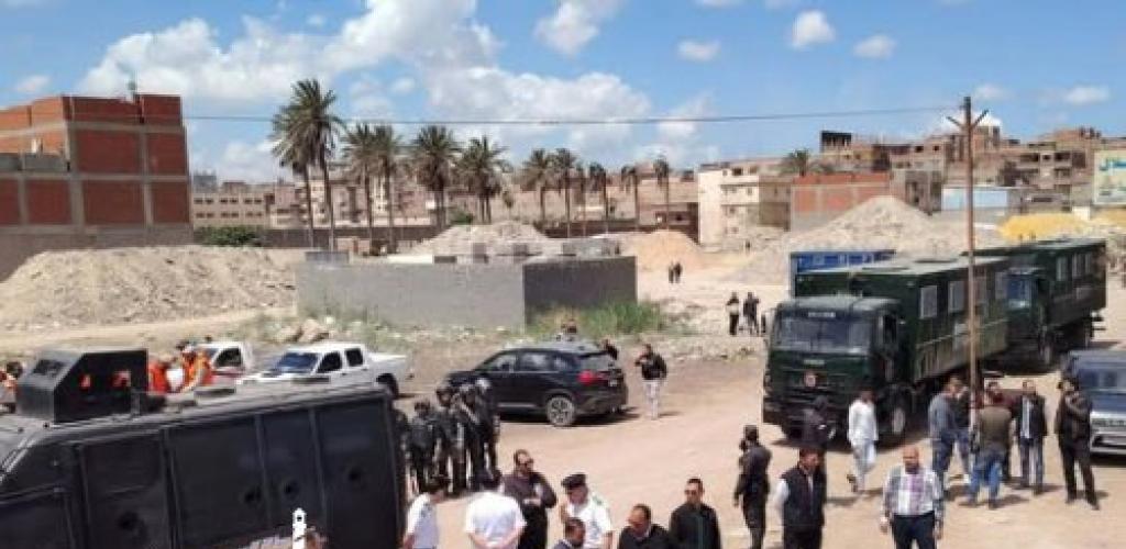 بالتنسيق مع الأمن.. حي المنتزه أول يشن حملة موسعة لإزالة البناء المخالف بأرض "أحمد محسن"