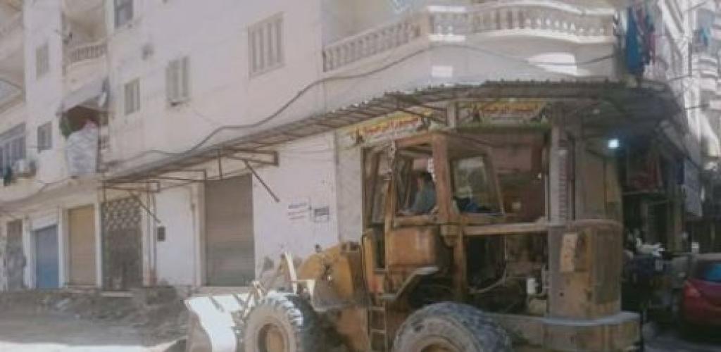 حى العجمى يتابع أعمال كنس وتجريف الأتربة بمحور أبو ذكرى