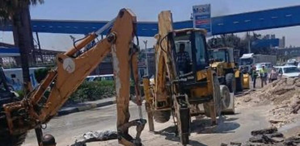 رئيس حى العجمى تتابع ميدانياً أعمال إصلاح خط ٧٠٠ بالدخيلة بواسطة مرفق مياه الشرب بالدخيلة