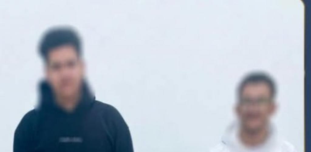 استعراض بالدراجة كاد ينتهي بكارثة.. سقوط طالبين عرضا حياة المواطنين للخطر بالإسكندرية