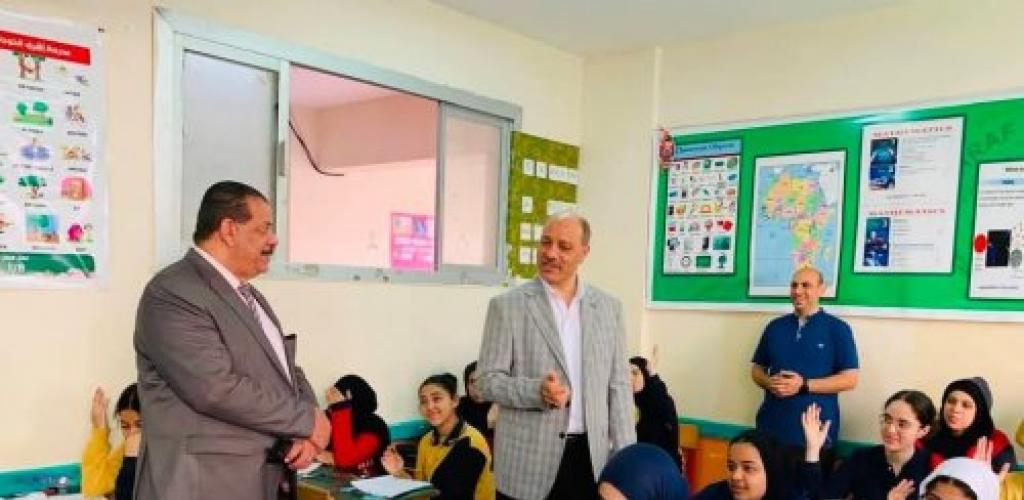 مدير "تعليم الإسكندرية" يتابع امتحانات الفصل الدراسي الثاني بمدرسة أشرف الخوجة ويشيد بانتظام اللجان
