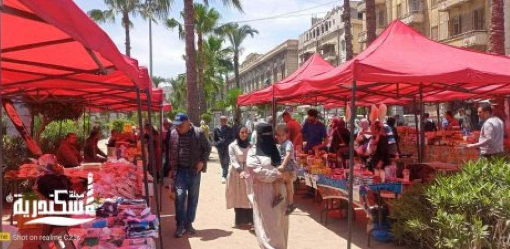 سلع مخفضة وقافلة طبية مجانية.. رئيس حي الجمرك يتابع "سوق اليوم الواحد" بالمنشية