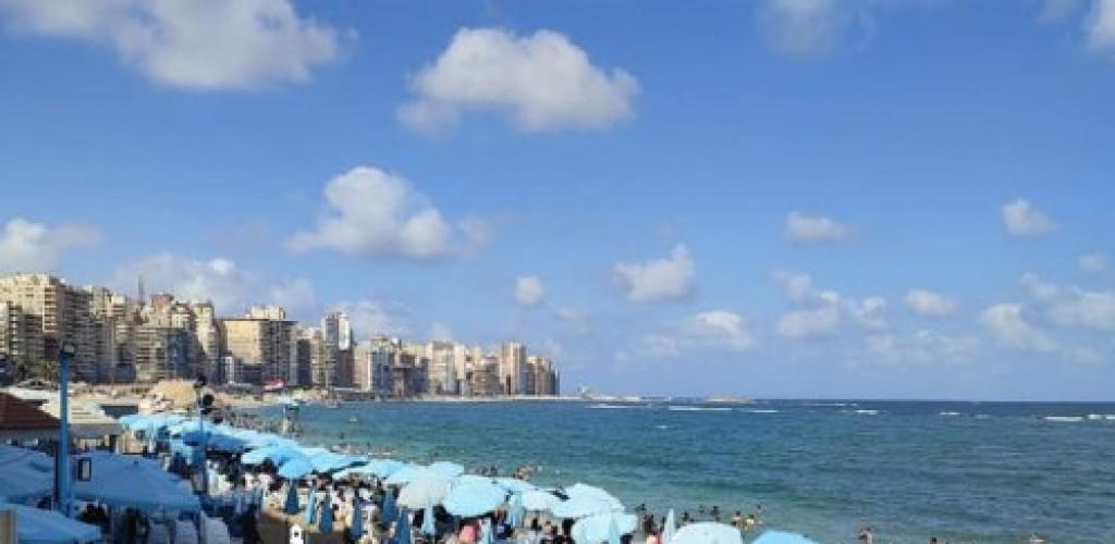 هدوء وإقبال ضعيف في الصباح.. "سياحة ومصايف الإسكندرية" تعلن نسب إشغال وحالة شواطئ المدينة اليوم