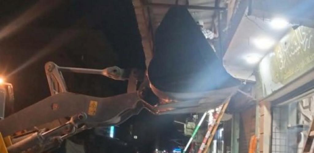تنفيذاً لتوجيهات المحافظ.. حملة مسائية مكبرة لرفع الإشغالات وإعادة الانضباط بحي العامرية أول