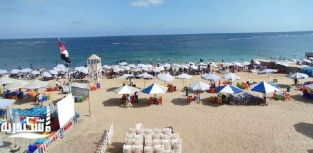 إقبال متوسط بغرب الإسكندرية وهادئ بشرقها.. والراية الصفراء تسيطر على أغلب الشواطئ
