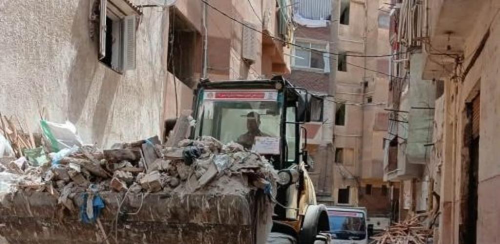 لفتح الطريق أمام المارة.. رفع 15 طن أتربة وأنقاض من شارع "ابن كمال" بكرموز غرب الإسكندرية