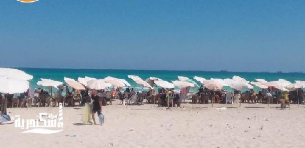 إقبال متوسط على شواطئ الإسكندرية.. وتحذيرات من السباحة في القطاع الغربي بسبب ارتفاع الأمواج