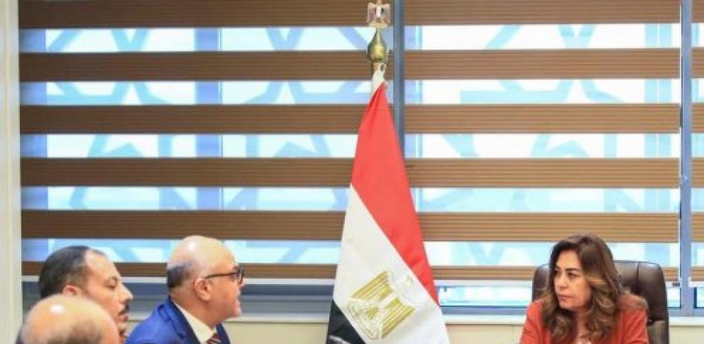 وزيرة التنمية المحلية والبيئة تتابع مع محافظ الإسكندرية ورئيس شركة المقاولون العرب جهود تحسين مستوي النظافة بالإسكندرية