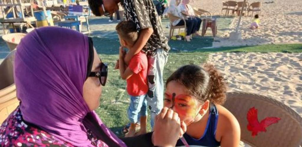«إسكندرية بتفرح» تصل  الي  شاطئ السيالة.. البهجة تملأ المكان والابتسامة عنوان اليوم