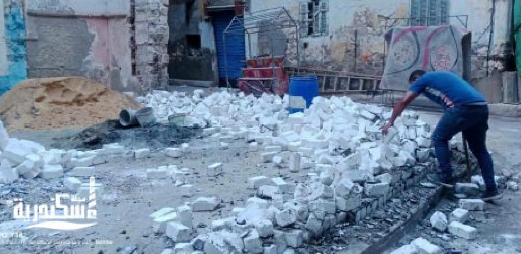 حي وسط يوقف ويزيل اعمال بناء سور مخالف في المهد بشارع الامام مالك بالعطارين