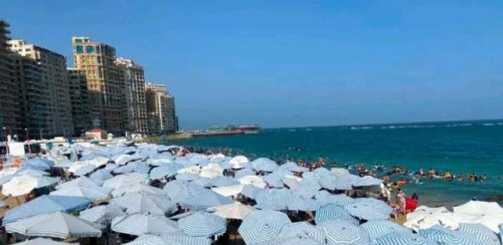 إقبال كبير واكتمال العدد في عدة شواطئ.. تعرف على نسب الإشغال وحالة البحر في الإسكندرية