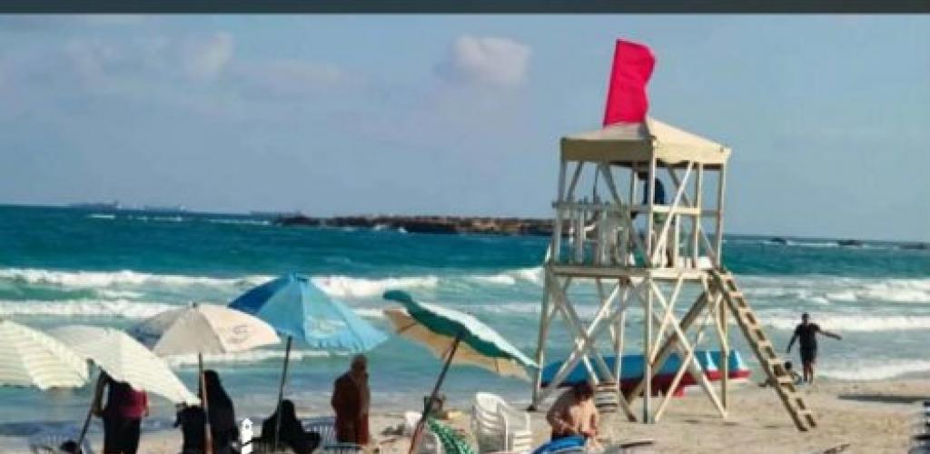 رفع الرايات الحمراء بشواطئ غرب الإسكندرية وستانلي بسبب اضطراب البحر