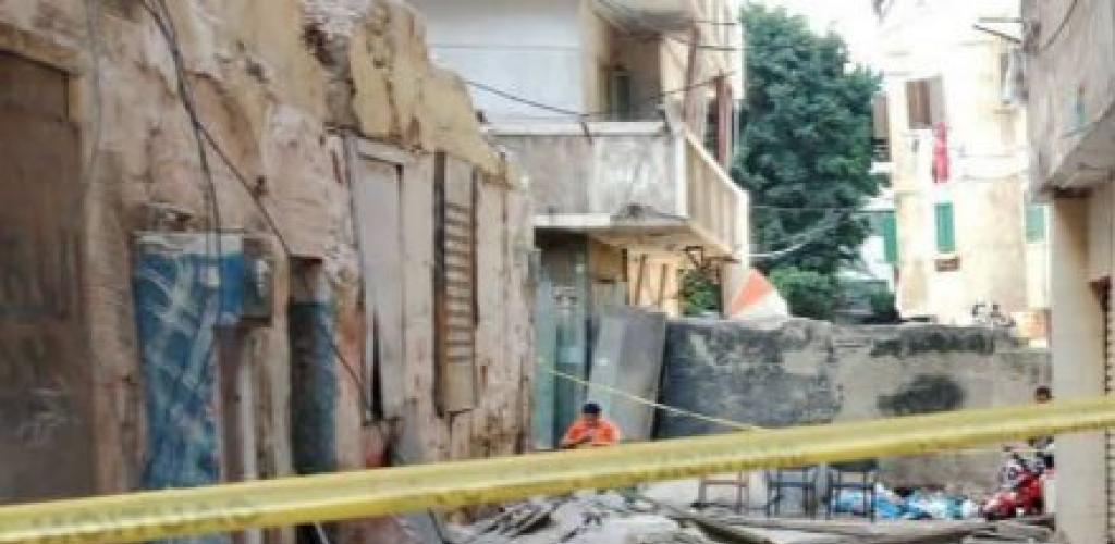 حي وسط يزيل خطورة داهمة من عقارين بشارع ابن خليفة بمنطقة الباب الجديد – محرم بك