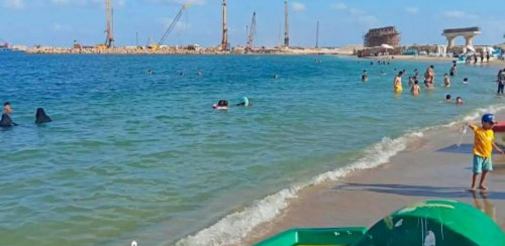 حالة شواطئ الإسكندرية اليوم: نسب إشغال متباينة ورايات تحذيرية للمصطافين