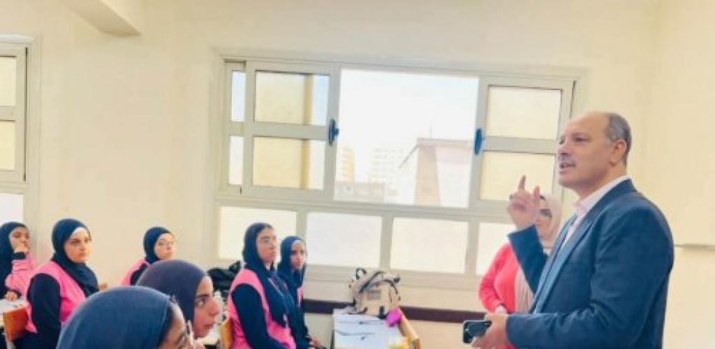 مدير مديرية التربية والتعليم بالإسكندرية يتابع انتظام الدراسة بمدرسة بشاير الخير ٨ الثانوية بنات ويطمئن الطالبات بشأن البكالوريا المصرية