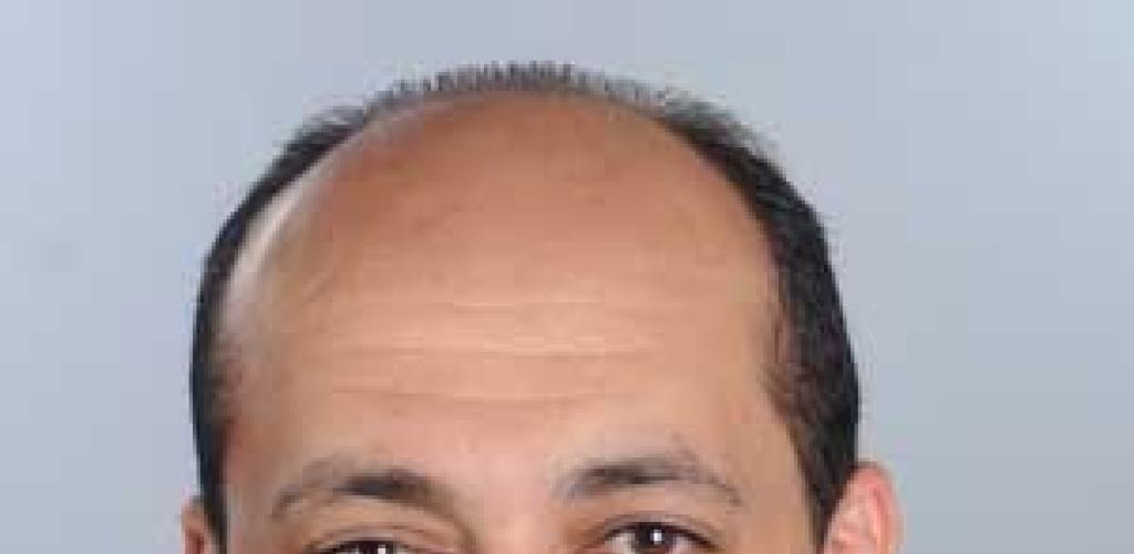 "فِي غَيْبَةِ النَّهَارِ" أو: "كَالْعِيسِ فِي الْبَيْدَاءِ يَقْتُلُهَا الظَّمَأُ، وَالْمَاءُ فَوْقَ ظُهُورِهَا مَحْمُولٌ"