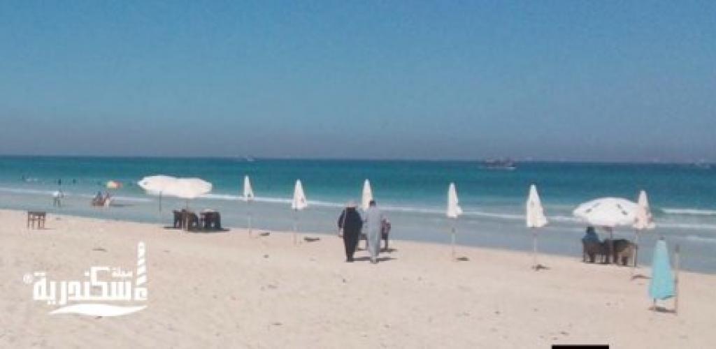 حالة شواطئ الإسكندرية اليوم: رايات خضراء وصفراء بالقطاعات واستمرار رفع الحمراء بالمغلقة