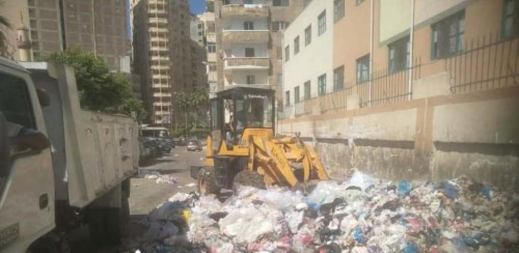 حملة مكثفة لرفع 676 طناً من المخلفات والقمامة بنطاق حي شرق الإسكندرية