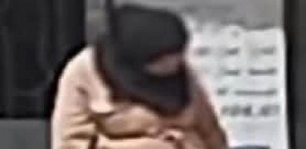 سقوط سيدة ظهرت في فيديو متداول وهي في حالة عدم اتزان بالإسكندرية