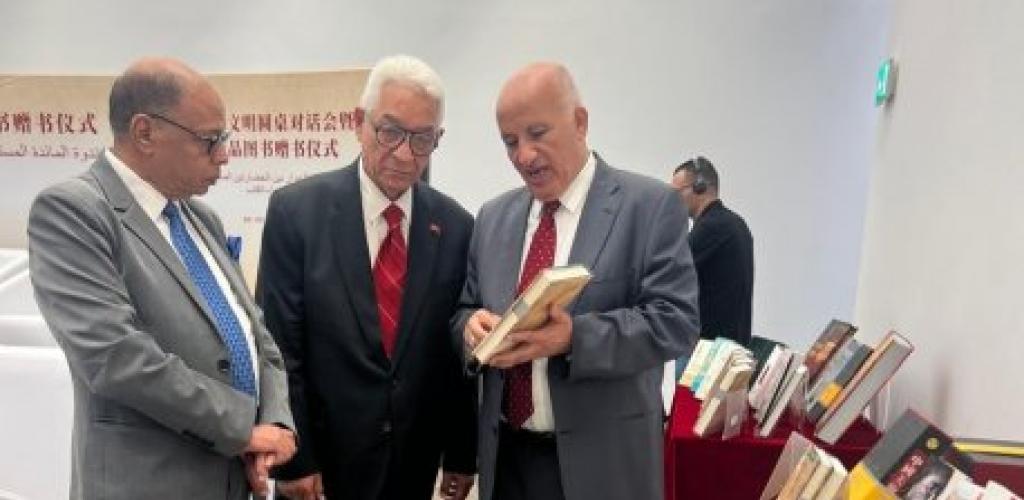 جمعية الصداقة المصرية الصينية تشارك في إهداء مجموعة من الكتب الصينية إلى مكتبة المتحف المصري الكبير
