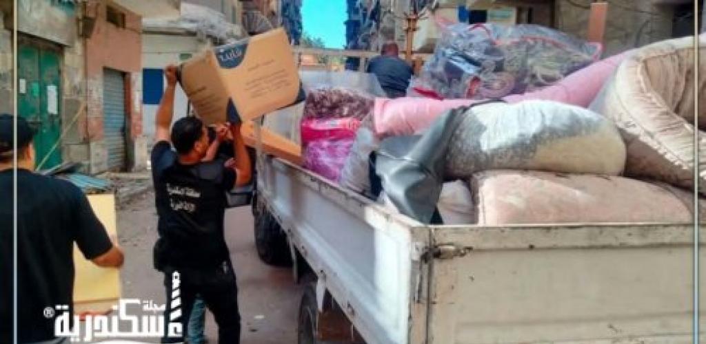 محافظ الإسكندرية يتابع لحظيًا أعمال إنزال المنقولات ويوجّه بتوفير سيارات المحافظة والأحياء لنقل ممتلكات الأسر