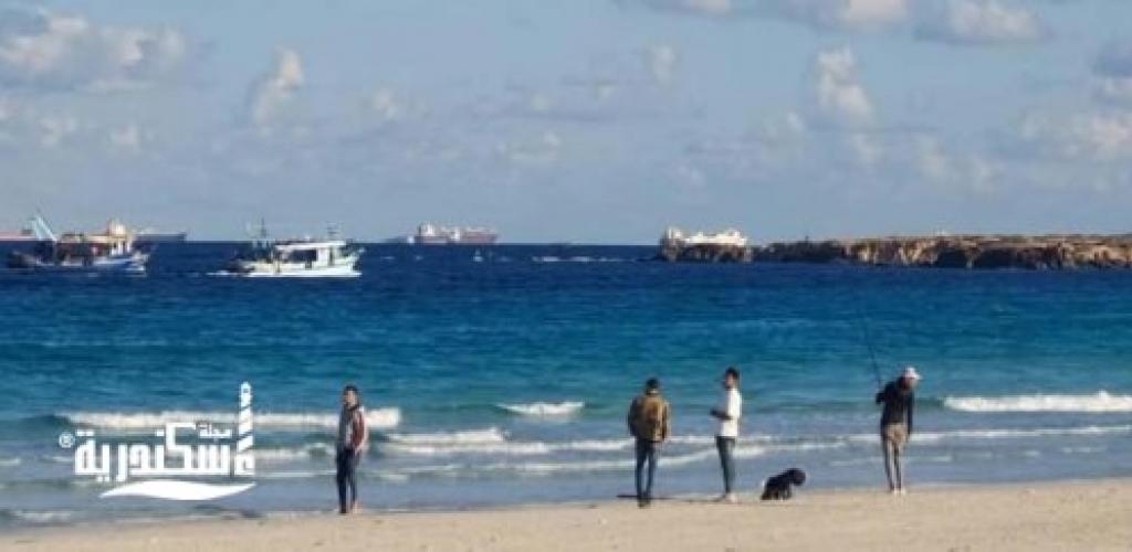 حالة شواطئ الإسكندرية اليوم: رايات خضراء بالشرق وحظر تام للسباحة بالعجمي والقطاع الغربي