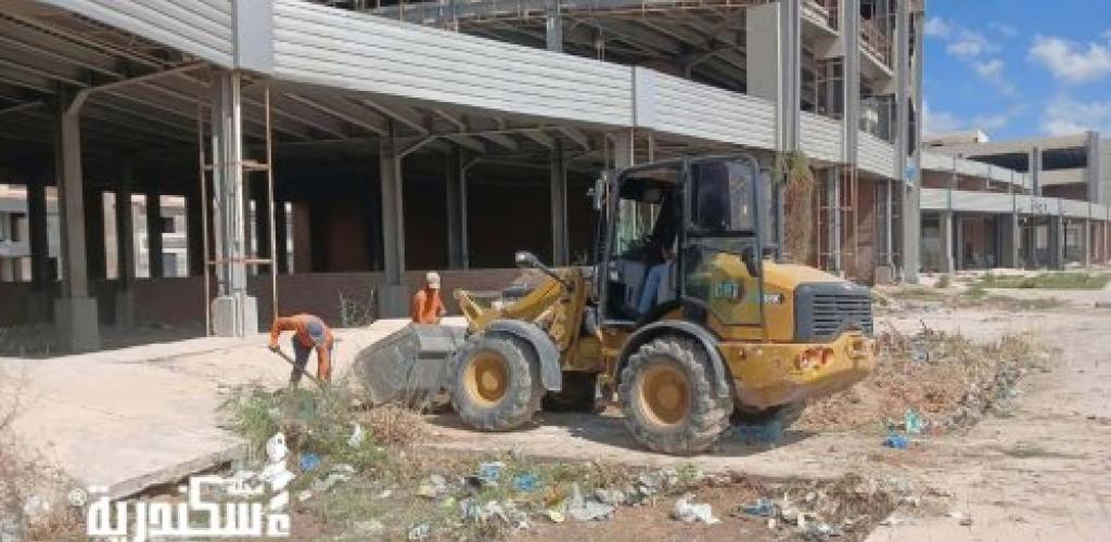 رئيس حي غرب تتابع اعمال تجريف ورفع الاتربة من الطريق الدولي امام بشاير الخير ٣ ، ٥