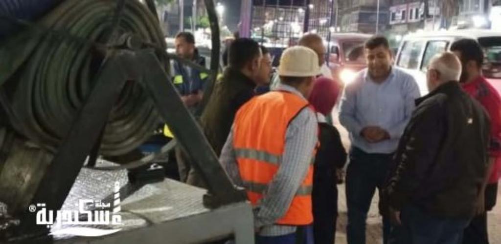 رئيس شركة الصرف الصحي بالإسكندرية يتابع أعمال التعامل مع هبوط أرضي بشارع مجد العرب في سيدي بشر
