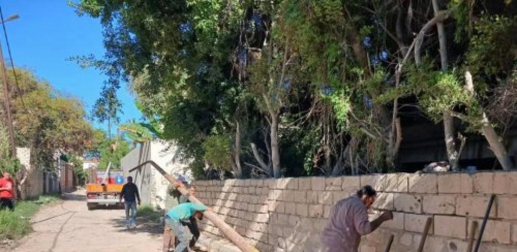 حي العجمي يواصل أعمال صيانة ورفع كفاءة شبكة الإنارة العامة وتأمين الأعمدة بنطاق الحي