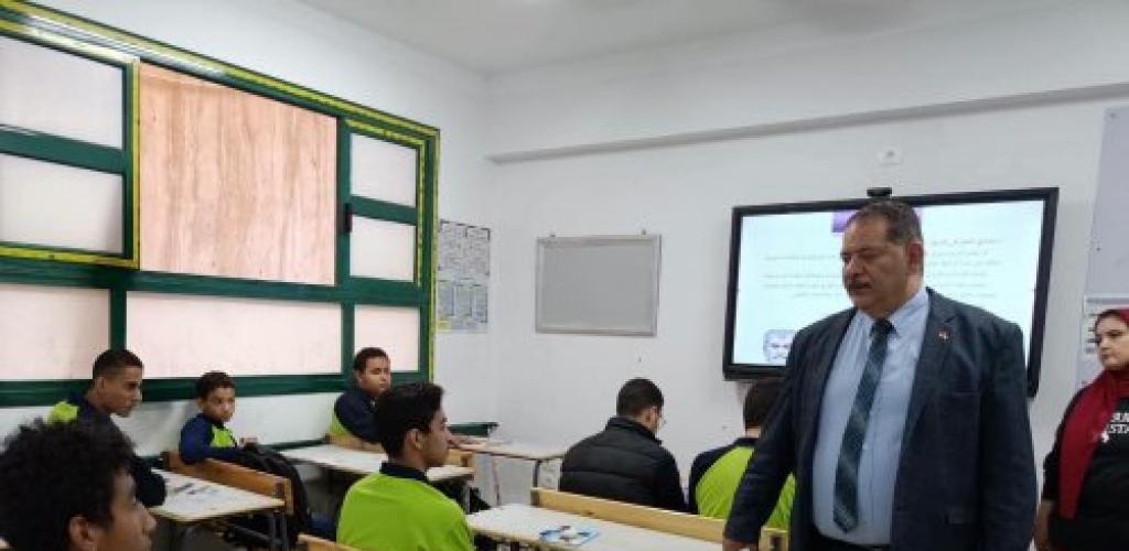 مدير إدارة شرق يتابع انتظام الدراسة وسير العملية التعليمية بمدرسة الثغر الثانوية الرسمية لغات