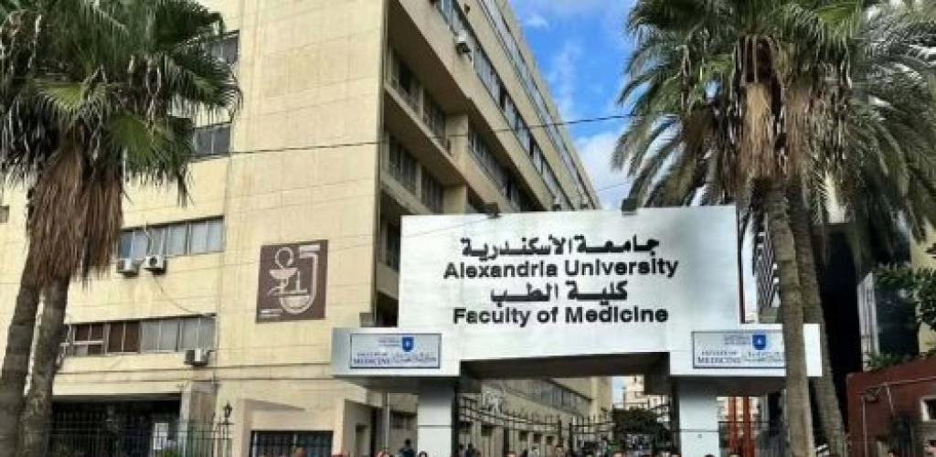 جامعة الإسكندرية تنظم قافلة طبية لمصانع «روبكس» ببرج العرب وتوقع الكشف على 746 حالة مجانًا