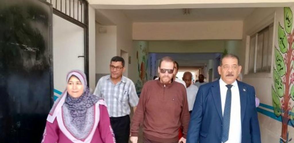 مدير إدارة شرق التعليمية بتفقد الأعمال الإنشائية والتوسعات الجديدة بمدرسة أرض العوايد الرسمية لغات
