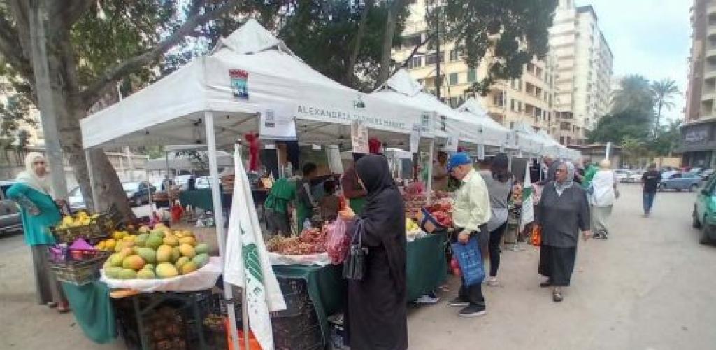 رئيس حي شرق تتابع فعاليات "سوق المزارعين" بزيزينيا لدعم المنتج المحلي وتوفير السلع بأسعار مخفضة