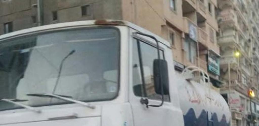 تماشيًا مع تحذيرات هيئة الأرصاد الجوية.. حي العجمي يرفع درجة الاستعداد وينفذ انتشارًا ميدانيًا بمصاحبة سيارات الصرف الصحي بنطاق الحي