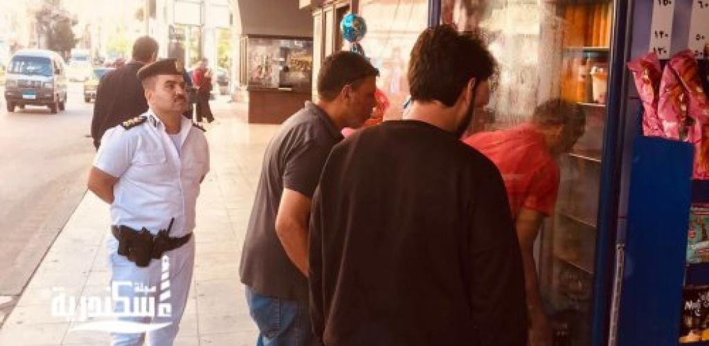 لإعادة الانضباط وتحسين السيولة المرورية.. حي وسط الإسكندرية يرفع 196 حالة إشغال ويزيل 23 "هالكاً" خلال حملة مكبرة