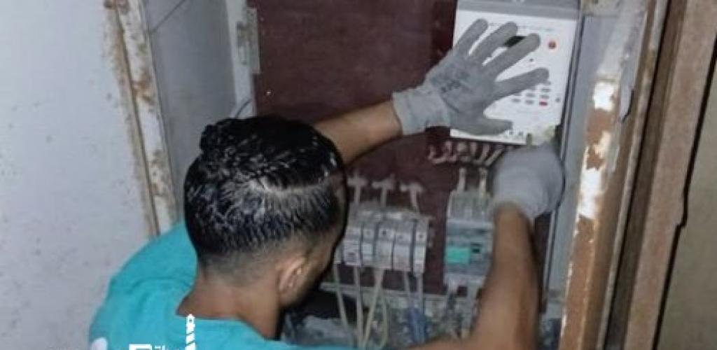 حي العجمي يواصل أعمال رفع كفاءة وصيانة الإنارة العامة بنطاق الحي