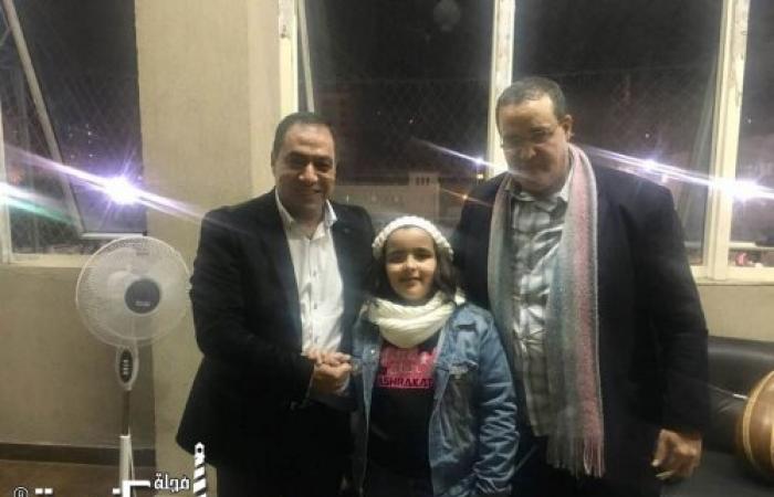 النائب حسني حافظ يكرم «أشرقت أحمد» بعد ادائها المتميز في «ذا فويس كيدز»