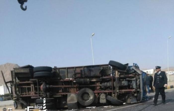 إنقلاب سيارة ومصابين بالطريق الصحراوي "طريق الخدمات "