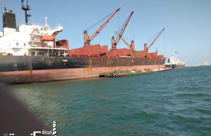 فتح بوغاز مينائي الاسكندريه والدخيلة بعد تحسن الأحوال الجومائية