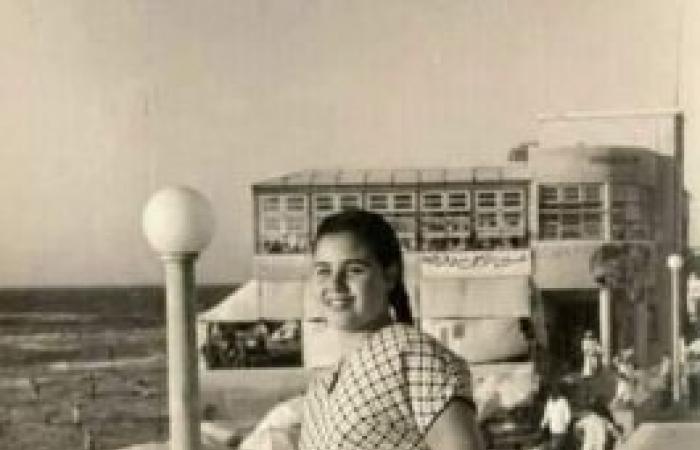 صورة فتاة فى شاطىء كليوباترا فى أوائل الخمسينات